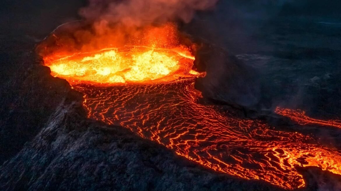 'Rio de fogo': a erupção do vulcão na Itália vista do espaço