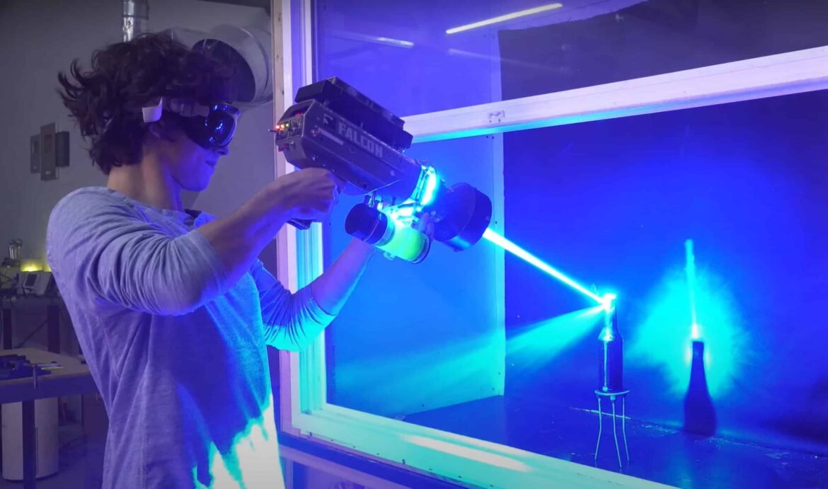 Youtuber constrói laser manual mais potente do mundo, capaz de derreter aço