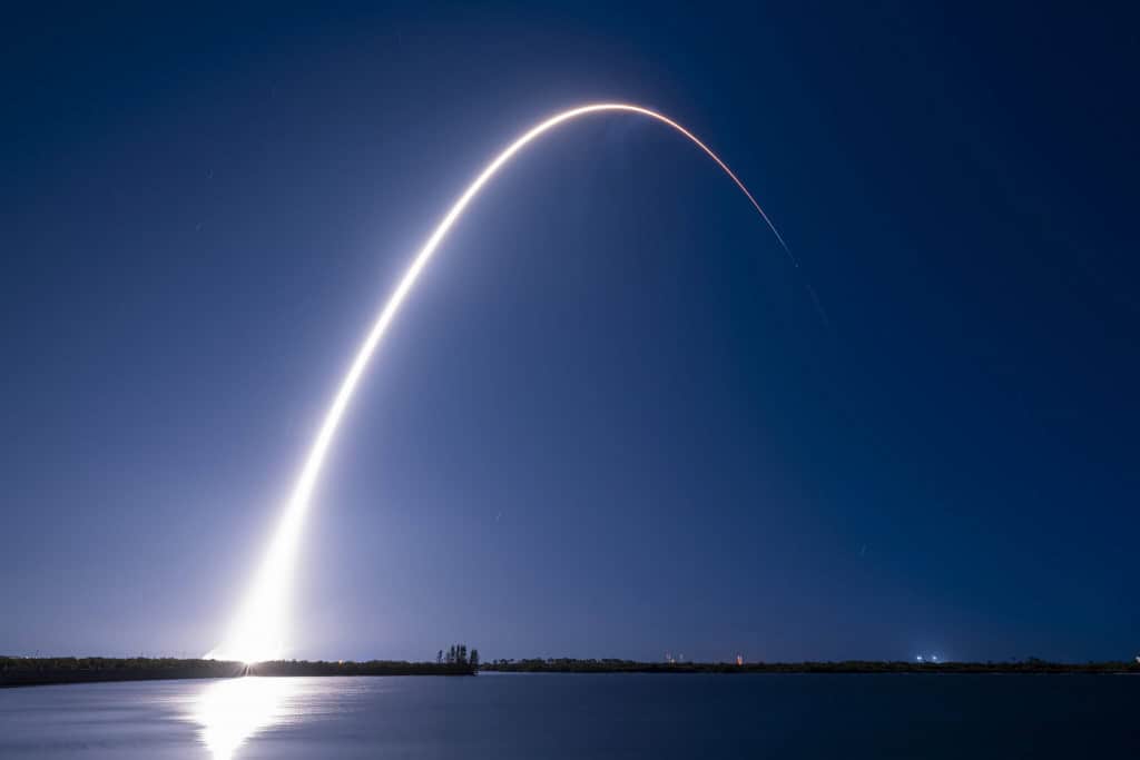 Falcon 9 lançando Resilience